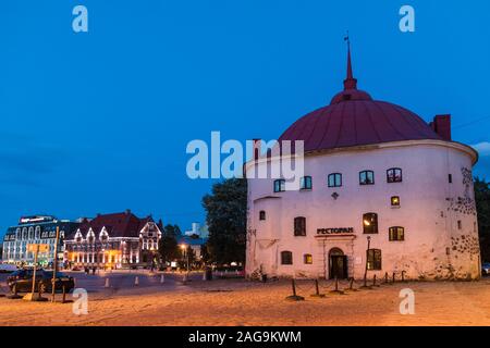 Vyborg, Oblast de Léningrad, en Russie - 12 septembre 2018 : belle vue de la place du marché et la tour ronde au crépuscule Banque D'Images