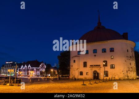 Vyborg, Oblast de Léningrad, en Russie - 12 septembre 2018 : belle vue de la place du marché et la tour ronde au crépuscule Banque D'Images