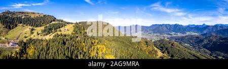 Brauneck mountain à l'automne. Panorama de l'antenne. Augsburg, Bavière, Allemagne. Nouveau Téléski Schroedlestein Banque D'Images