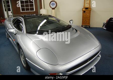 Voiture Jaguar Las Vegas voiture la plus rapide au monde le style XJ 220 ressemble argent rapide garée élégant look supercar USA musée design conçu en anglais Banque D'Images