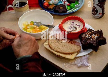 Berlin, Allemagne. Dec 18, 2019. Au cours de la visite du ministre fédéral de la famille et chef de fer Giffey Lutz pour la gare la mission au jardin zoologique, un repas s'élève face à un invité sur une table. Credit : Christoph Soeder/dpa/Alamy Live News Banque D'Images