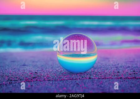 Un beau portrait shot d'une boule de cristal reflétant le splendide coucher de soleil avec des couleurs unique Banque D'Images