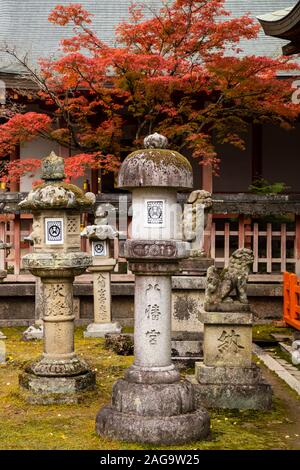 NARA, Japon -20 novembre 2019 : Tamukeyama Hachiman Shrine est un sanctuaire Shinto dédié au kami Hachiman. Il a été établi en 749. Banque D'Images