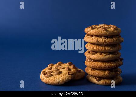 Des témoins en bonne santé avec des cacahuètes grillées sur un fond bleu avec place pour votre texte Banque D'Images