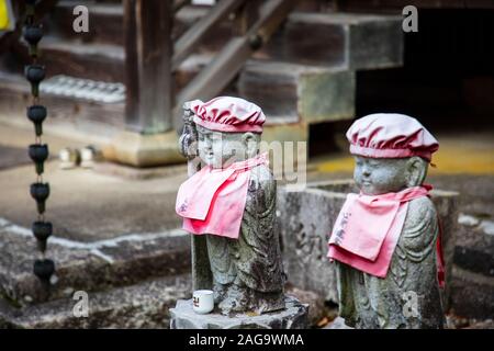 NARA, Japon -20 novembre 2019 : statues Jizo Jizo Bosatsu, représentent une divinité dans le bouddhisme japonais qui protège les enfants qui sont morts avant leur Banque D'Images