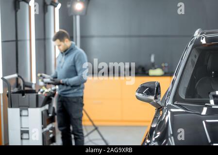 Service de location de véhicule pour préparer les travailleurs à l'esthétique du corps de boîte de service automobile moderne. L'accent sur l'image car window Banque D'Images