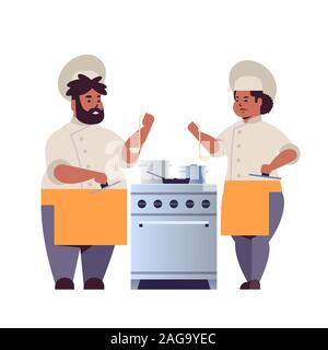 Deux cuisiniers cuisiniers professionnels la préparation et dégustation des plats african american woman man travailleurs restaurant en uniforme se tenant ensemble près de la cuisson la cuisinière cuisine télévision concept vector illustration pleine longueur Illustration de Vecteur