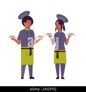 Chefs asiatique couple holding bacs avec rouleaux de sushi frais homme femme restaurant cuisine en uniforme avec plateaux de transport des aliments traditionnels japonais concept cuisine télévision vector illustration pleine longueur Illustration de Vecteur