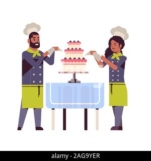 Deux cuisiniers pâtissiers professionnels décoration mariage savoureux gâteau crème african american woman man restaurant les travailleurs dans une cuisson uniforme food concept télévision vector illustration pleine longueur Illustration de Vecteur