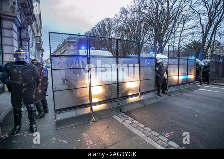 Paris, France. 25Th Dec 2019. Les agents de police la garde lors d'une manifestation à Lille, France, le 17 décembre 2019. La France entre dans le 13e jour de l'anti-mouvement social la réforme des retraites le mardi, avec un haut pourcentage de travailleurs des transports et de l'éducation de faire grève, ainsi que des dizaines de milliers de manifestants dans les rues de frapper dans les villes principales à travers le pays. Crédit : Sébastien Courdji/Xinhua/Alamy Live News Banque D'Images