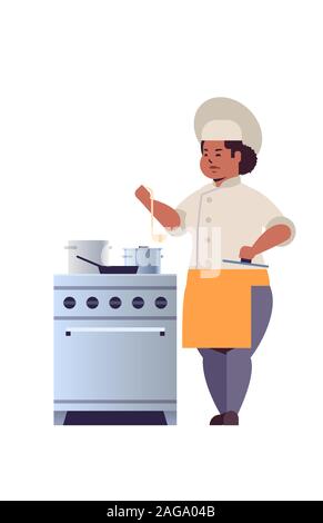 Femme chef cuisinier professionnel la préparation et dégustation des plats african american woman travailleur restaurant en uniforme près de la cuisson la cuisinière cuisine télévision concept illustration vectorielle verticale pleine longueur Illustration de Vecteur