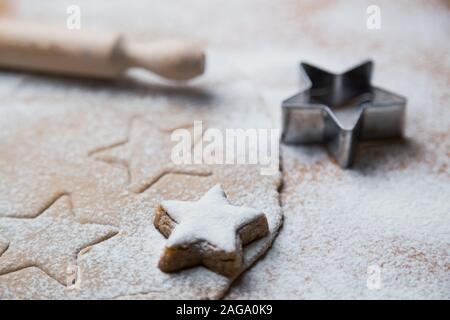 La pâte de gingembre et d'autres Noël cuisson ingrédients sur la table. Star shape cookies préparation. Banque D'Images