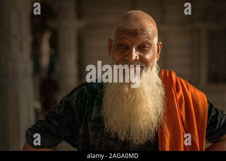 Portrait de l'homme hindou avec barbe blanche et portait robe orange à Udaipur, Rajasthan, Inde. Banque D'Images