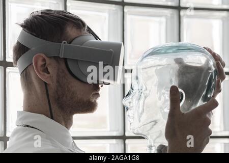 Personne portant des lunettes de réalité virtuelle portant un mannequin transparent Banque D'Images