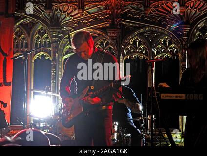 Mark E Smith & l'automne effectuer le 15/05/2014 Cathédrale de Manchester - concert guitariste Pete Greenway Banque D'Images