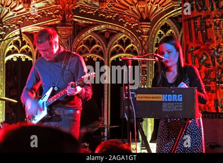 Mark E Smith & l'automne effectuer le 15/05/2014 Cathédrale de Manchester - concert guitariste Pete Greenway & Elena Poulou Banque D'Images