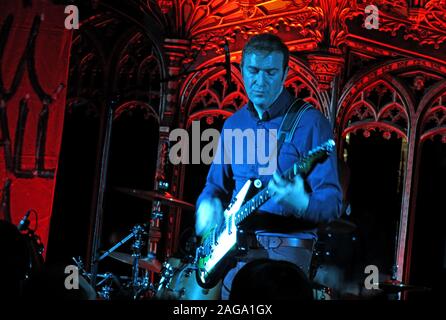 Mark E Smith & l'automne effectuer le 15/05/2014 Cathédrale de Manchester - concert guitariste Pete Greenway Banque D'Images