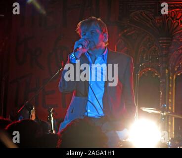 Mark E Smith & l'automne effectuer le 15/05/2014 Concert de la Cathédrale de Manchester - MES au chant avec microphone Banque D'Images
