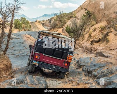 Un 4x4 Hummer tour sur le sentier de la vengeance de l'enfer dans les vasières Recreation Area près de Moab, Utah. Banque D'Images