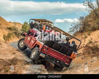 Un Hummer soulève une escalade des pneus lors d'un 4x4 Hummer tour sur le sentier de la vengeance de l'enfer dans les vasières Recreation Area près de Moab, Utah. Banque D'Images