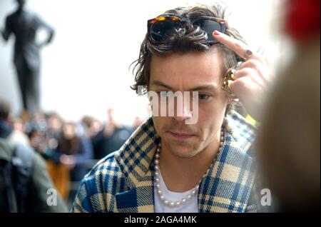 Londres, Royaume-Uni. Au 18 décembre 2019. Une Direction singer Harry Styles consacre un long temps à rencontrer une foule de fans l'attendant à l'extérieur de la Radio One studios de la BBC, après faire des interviews à l'intérieur de crédit : PjrFoto/Alamy Live News Banque D'Images