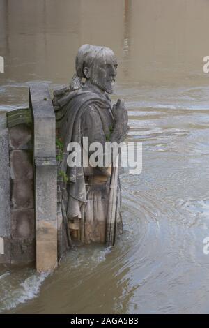 Le Zouave statue à demi submergée PAR LES EAUX USÉES Banque D'Images