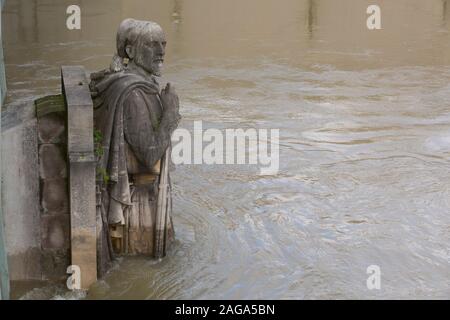 Le Zouave statue à demi submergée PAR LES EAUX USÉES Banque D'Images