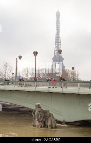 Le Zouave statue à demi submergée PAR LES EAUX USÉES Banque D'Images