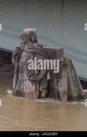 Le Zouave statue à demi submergée PAR LES EAUX USÉES Banque D'Images