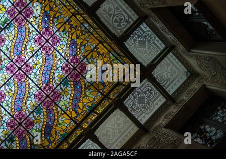 Photo basse d'un plafond créé avec du verre coloré ressemble à une œuvre d'art Banque D'Images