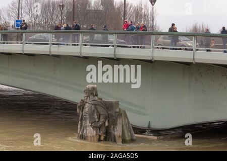 Le Zouave statue à demi submergée PAR LES EAUX USÉES Banque D'Images