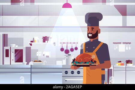 Chef cuisinier professionnel masculin holding tray with roasted chicken man in uniform transportant la cuisson la dinde de Thanksgiving concept restaurant moderne cuisine intérieur portrait illustration vectorielle horizontale Illustration de Vecteur