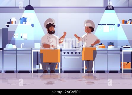 Deux chefs professionnels la préparation et dégustation des plats african american woman homme en uniforme se tenant ensemble près de cuisinière cuisson la cuisine moderne concept l'illustration vectorielle horizontale pleine longueur Illustration de Vecteur