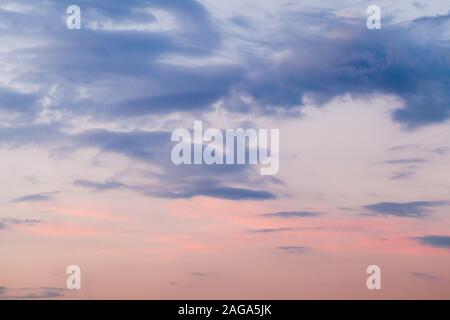 Nuageux ciel tropical coloré au coucher du soleil, la texture naturelle de fond photo Banque D'Images