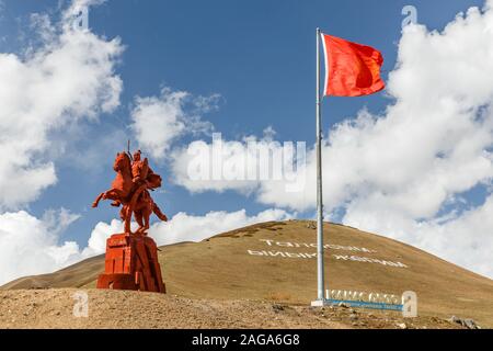 Chui, le Kirghizistan - Octobre 07, 2019 : Monument à Manas et le drapeau du Kirghizistan. Épopée de Manas. Monument aux héros de la population kirghize Banque D'Images