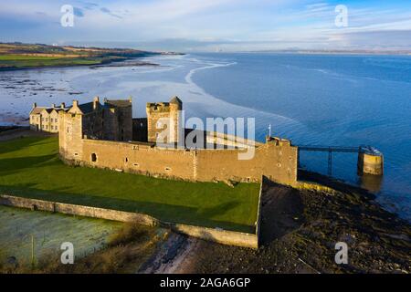 Vue aérienne de Blackness Castle ( pour Outlander ) à côté de la rivière Firth of Forth à West Lothian en Écosse, Royaume-Uni Banque D'Images