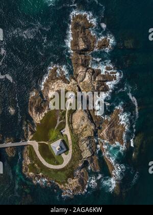 Vue aérienne du phare sur l'île de Pancha. Le nord de l'Espagne en été Banque D'Images