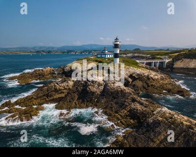 Vue aérienne du phare sur l'île de Pancha. Le nord de l'Espagne en été Banque D'Images