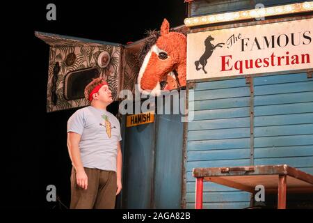 Southbank Centre, Londres, 18h Dec 2019. John Currivan comme Wee Andy avec Hamish le cheval. 'Black Beauty', une re-dire du conte bien-aimé d'un brave cheval, voit son London premiere. Le mélange des contes, de la musique joyeuse et inventive des marionnettes, le conte est réinventée pour une nouvelle génération cet hiver. Présenté par Red Bridge et Traverse Theatre Company, la beauté noire s'exécute à Southbank Centre, Purcell Room jusqu'au 5 jan 2020. Credit : Imageplotter/Alamy Live News Banque D'Images