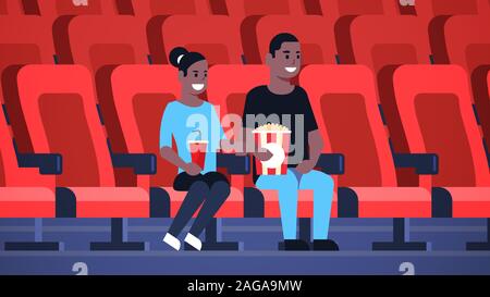 Couple watching film assis dans le cinéma avec pop-corn et cola african american man woman having date et rire à nouveau télévision comédie d'illustration vectorielle horizontale pleine longueur Illustration de Vecteur