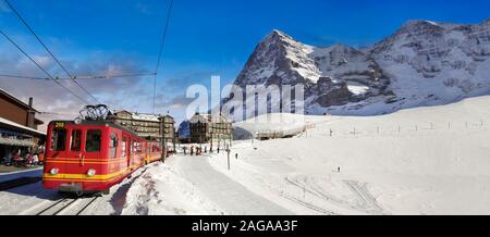 Vue panoramique de Jungfraujoch train à Kleiner Scheidegg en hiver neige avec l'Eiger (à gauche) puis le Mönch Montagnes. Alpes suisses La Suisse Banque D'Images