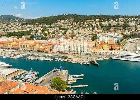 NICE, FRANCE - 6 août 2019 : Belle vue ci-dessus sur le vieux port avec les yachts, bateaux à voile à Nice Provence Côte d Azur. Sur fond naturel. M Banque D'Images