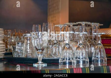 Beaucoup de nettoyage des verres à vin sur la table. Selective focus Banque D'Images