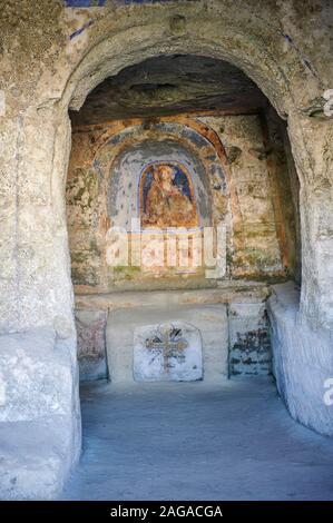 Grotte de l'église chrétienne de sainte Agnès et son autel fresque datant de 11e siècle. Matera, Basilicate, Italie Banque D'Images