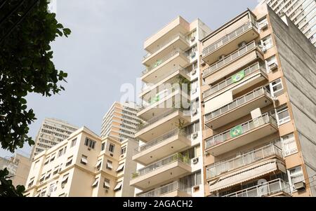 Bloc appartement résidentiel, Rio de Janeiro, Brésil. Vue au niveau de la rue d'un immeuble typique avec des drapeaux nationaux à Rio. Banque D'Images