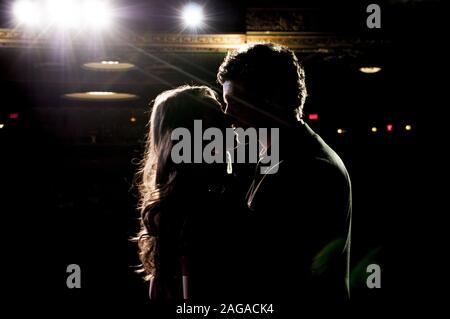 Un homme et une femme s'embrassant en se tenant debout la scène dans le théâtre Banque D'Images