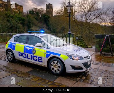 Voiture de police en situation urbaine. Police Panda car de Durham Constabulary avec des feux bleus clignotant dans la ville de Durham dans le nord de l'Angleterre Banque D'Images