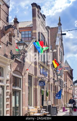 Alkmaar, Pays-Bas - 12 avril , 2019 : façades de maisons de la rue d'Alkmaar Banque D'Images