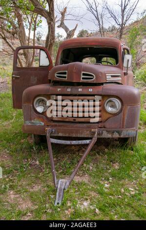 Classic rusty Ford voiture abandonnée au Zion National Park, Utah, USA Banque D'Images