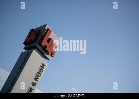 Oberndorf Am Neckar, Allemagne. Dec 18, 2019. Le logo de l'Fabricant d'armes Heckler & Koch peut être vu sur une publicité devant les locaux de la société. La Compagnie de développement de l'Eau (CDE) a annoncé sur demande qu'elle était intéressée par l'acquisition d'une participation majoritaire dans la société Bade-wurtemberg. Credit : Marijan Murat/dpa/Alamy Live News Banque D'Images